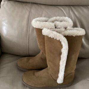 Cozy Tan Shearling-Lined Boots size 10